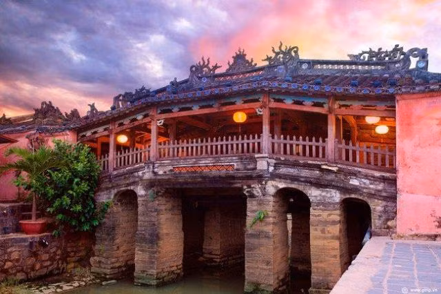 "Ai đi phố Hội Chùa Cầu / Để thương để nhớ để sầu cho ai / Để sầu cho khách vãng lai / Để thương để nhớ cho ai chịu sầu". Đó là 4 câu thơ nổi tiếng được người dân xứ Quảng thuộc lòng mỗi khi nhắc đến Chùa Cầu.