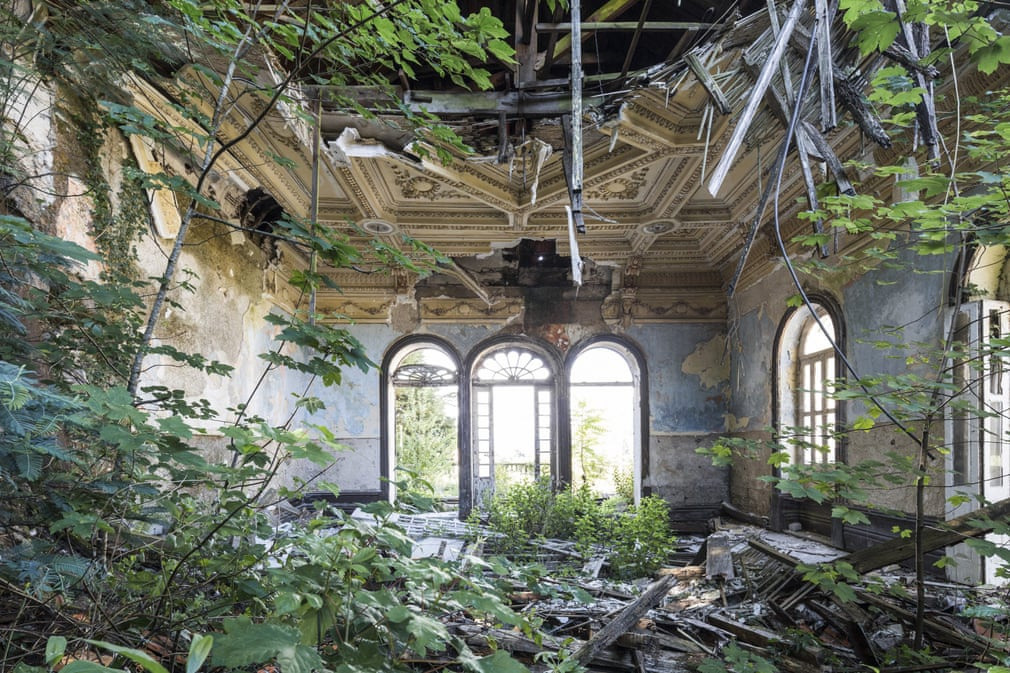 Cảnh hoang tàn này được nhiếp ảnh gia Jonk chụp ở một khách sạn tại Bồ Đào Nha. Thông qua tác phẩm, Jonk muốn nêu quan điểm về mối quan hệ giữa con người và thiên nhiên. "Thiên nhiên mạnh mẽ hơn chúng ta. Dù bất kỳ điều gì xảy ra với con người, thiên nhiên sẽ luôn ở đó", ông nói.