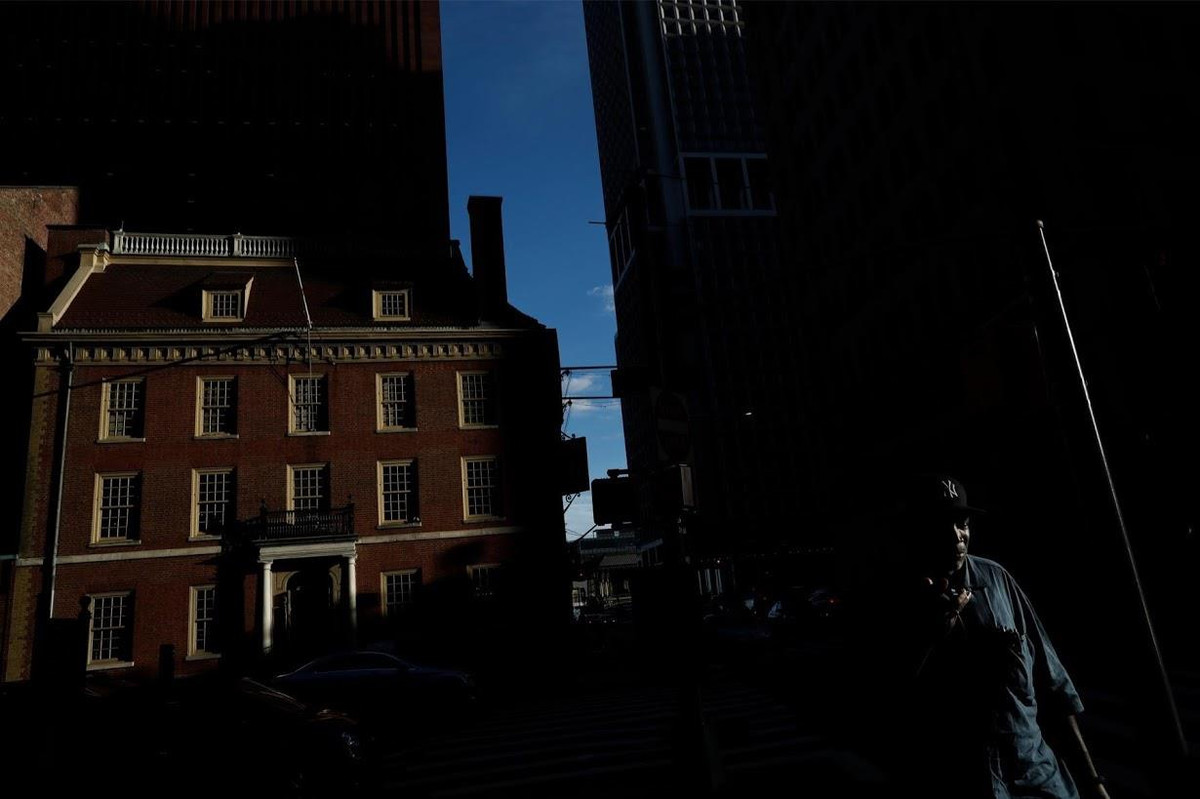 Fraunces Tavern được xây dựng bởi gia đình De Lancy vào năm 1719 với sự góp sức của những nô lệ da màu, là một trong những công trình nổi tiếng ở New York. Từng có thời gian 20% dân số New York là những người nô lệ. Ảnh: Reuters.