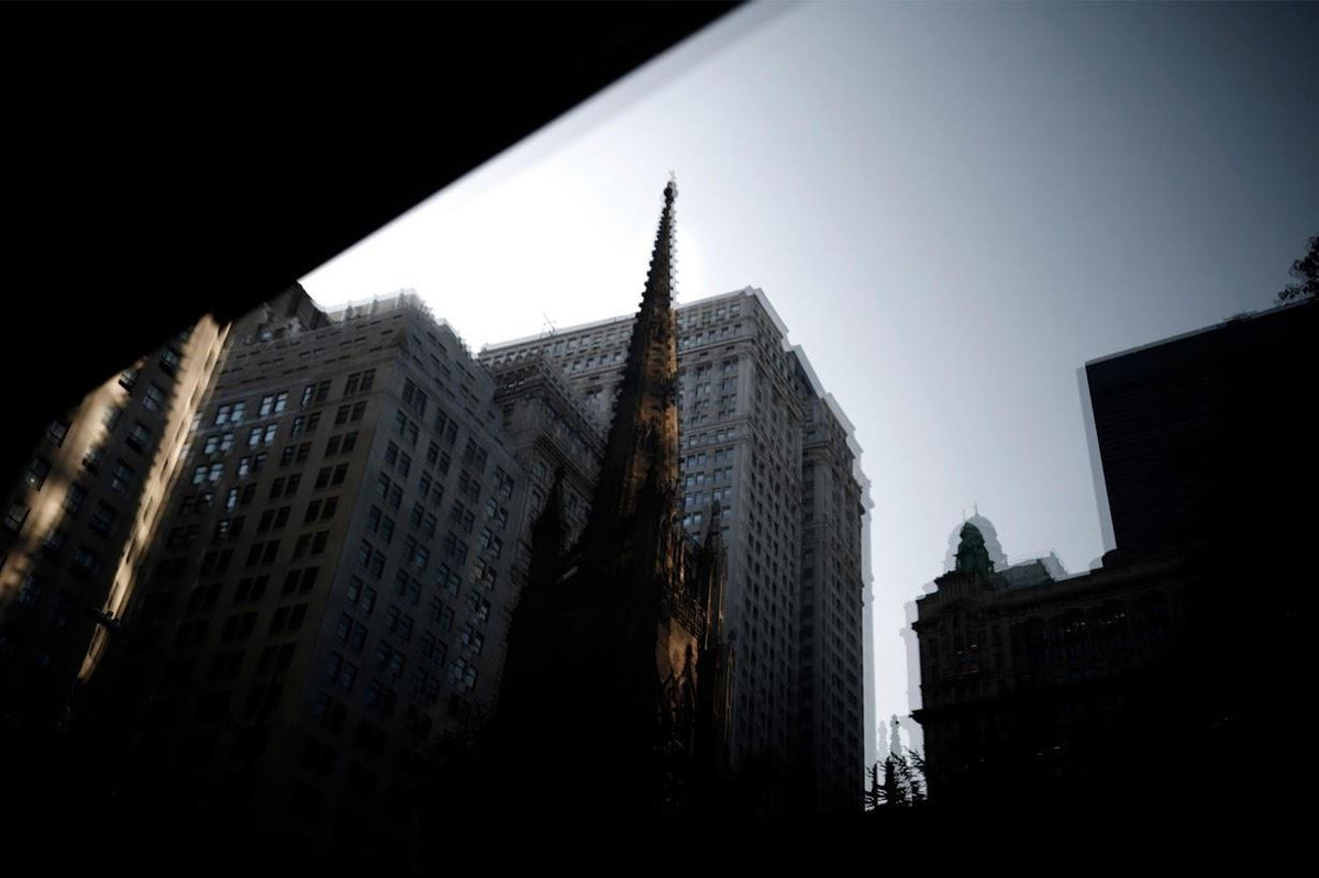 Hình ảnh phản chiếu của nhà thờ Trinity tại quận tài chính Manhattan. Nhà thờ được xây dựng vào năm 1696 với công sức của những nô lệ da màu. Ảnh: Reuters.