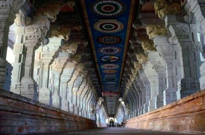 Đền Sree Padmanabhaswamy được các vị vua của vương quốc Travancore xây dựng vào thế kỷ 16 tại tỉnh Kerala. Tháng 6/2011, người ta đã tìm thấy kho báu khổng lồ gồm vàng và nhiều trang sức trong 6 căn hầm chứa báu vật tại ngôi đền Sree Padmanabhaswamy.