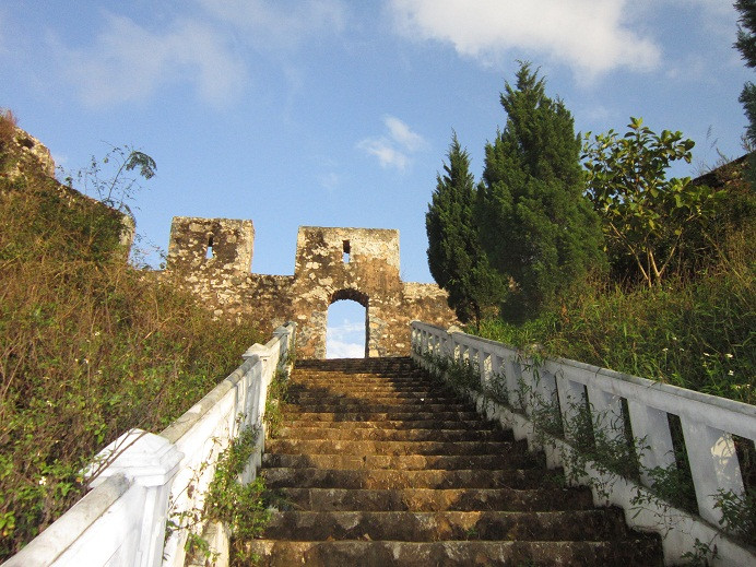 Sau khi bị đánh bại ở Thăng Long năm 1592, nhà Mạc cơ bản đã sụp đổ. Con cháu họ Mạc chạy lên Cao Bằng xây dựng lực lượng chống lại chính quyền Lê - Trịnh, mãi tới năm 1677 mới kết thúc hẳn.