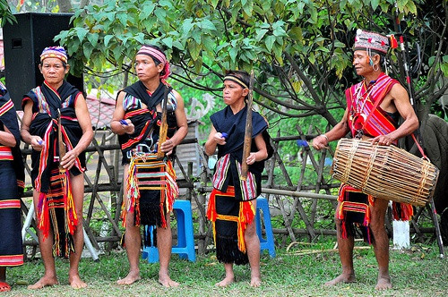  Dính tro, ném xôi lên mái nhà: Trước Tết 3 ngày, các chàng trai Giẻ Triêng sẽ rủ nhau lên rừng đốn củi để đốt và mang tro về làng. Ngoài ra, người làng cũng nấu xôi, vuốt lên cây giẻ khô rồi đốt lên thành tro. Số tro được tập hợp lại rồi tung lên cao, ai hứng càng nhiều tro thì may mắn và hạnh phúc trong năm tới sẽ càng lớn. Bên cạnh đó, người dân sẽ cầm một nắm xôi rồi ném lên mái nhà. Nắm xôi của ai dính lên đó, người này sẽ nhận 100 gùi lúa vào năm mới. Ảnh: Đọt chuối non.