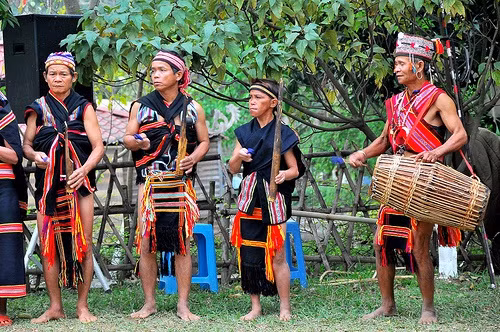  Dính tro, ném xôi lên mái nhà: Trước Tết 3 ngày, các chàng trai Giẻ Triêng sẽ rủ nhau lên rừng đốn củi để đốt và mang tro về làng. Ngoài ra, người làng cũng nấu xôi, vuốt lên cây giẻ khô rồi đốt lên thành tro. Số tro được tập hợp lại rồi tung lên cao, ai hứng càng nhiều tro thì may mắn và hạnh phúc trong năm tới sẽ càng lớn. Bên cạnh đó, người dân sẽ cầm một nắm xôi rồi ném lên mái nhà. Nắm xôi của ai dính lên đó, người này sẽ nhận 100 gùi lúa vào năm mới. Ảnh: Đọt chuối non.