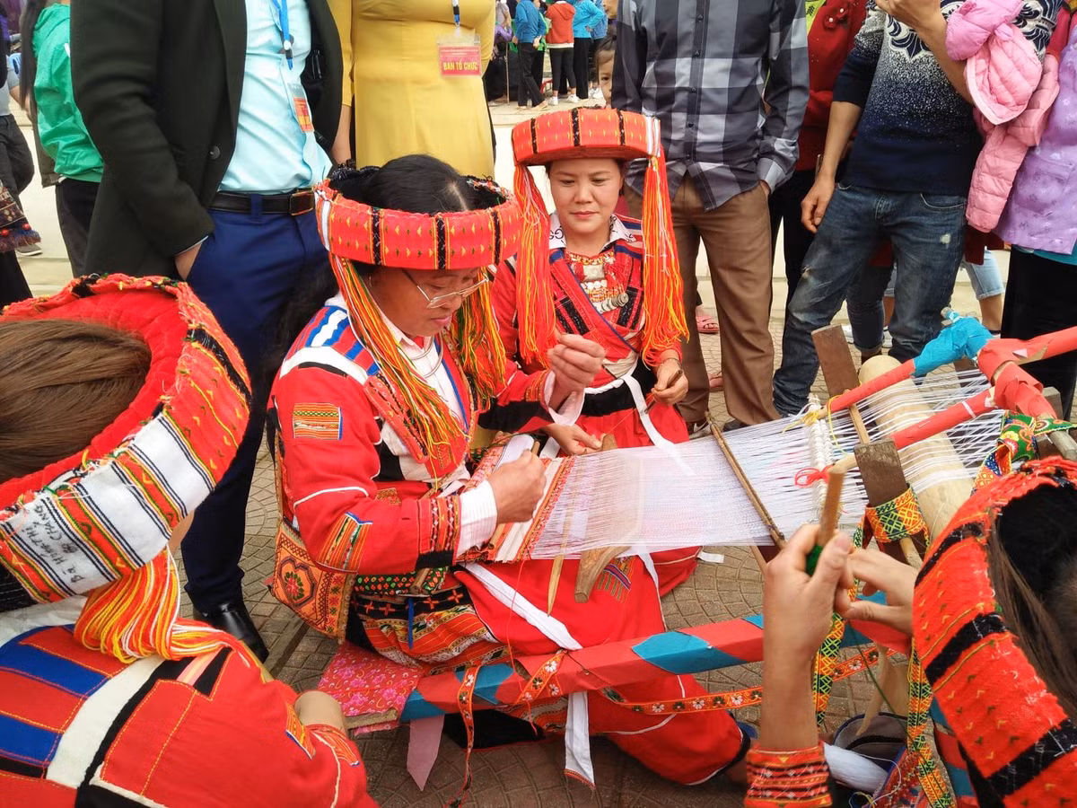  Thờ bát nước lã người Pà Thẻn ở Hà Giang: Theo các già làng, bát nước tượng trưng cho biển, chứa đựng linh hồn tổ tiên và các thành viên trong gia đình. Chỉ vào cuối tháng 6, chủ nhà mới được phép mở và tiếp thêm nước lã đầy bát. Vào đêm 30 Tết, sau khi ngôi nhà đã bịt kín tất cả cửa hoặc lỗ thông khí, gia đình sẽ cùng nhau thưởng thức cháo. Ăn xong, gia chủ lấy bát nước trên bàn thờ xuống để cọ rửa và thay nước mới. Sau đó, nghi thức cúng giao thừa mới bắt đầu. Ảnh: Lâm Bình Tuyên Quang GOV.