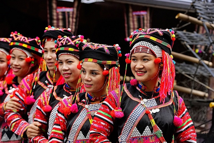  Xem bói gan lợn thiến của người Hà Nhì: Các gia đình của người dân tộc Hà Nhì sẽ lựa chọn những con lợn to khỏe nhất để thịt vào ngày Tết. Trong quá trình mổ, phần gan của chúng phải được giữ gìn cẩn thận để có thể dùng dự đoán vận hạn của năm mới. Nếu lá gan lợn lành lặn, mật lợn căng đầy nghĩa là năm đó mùa màng bội thu, chăn nuôi phát triển.... Ảnh: Báo công thương.