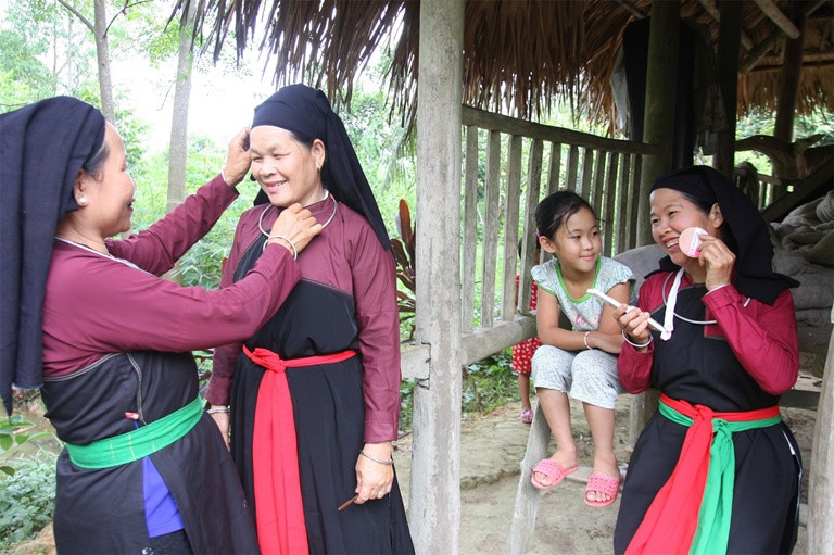  Người Cao Lan "niêm phong" nhà bằng giấy đỏ: Buổi sáng ngày cuối cùng của năm cũ, tất cả vật dụng quen thuộc với gia đình như chuồng trại, xẻng, cuốc... được người Cao Lan “niêm phong” giấy đỏ. Theo quan niệm của họ, giấy đỏ là vật thể hiện điềm may mắn. Dán giấy đỏ lên những nơi quan trọng tượng trưng cho một năm mới tốt lành, nhiều tài lộc sức khỏe, mùa màng bội thu... Ảnh: Báo Vĩnh Phúc.