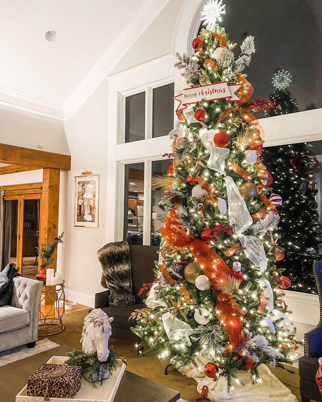 Theo quan niệm của phương Tây, màu xanh tượng trưng cho sự vĩnh cửu, phồn vinh và ấm no. Cây thông được chọn cho dịp Giáng sinh vì nó vẫn có thể xanh tốt vào mùa đông lạnh giá. Nhiều quốc gia còn tin rằng màu xanh còn giúp xua đuổi tà ma và bệnh tật. Ảnh: Heatherherbert_sweetme.