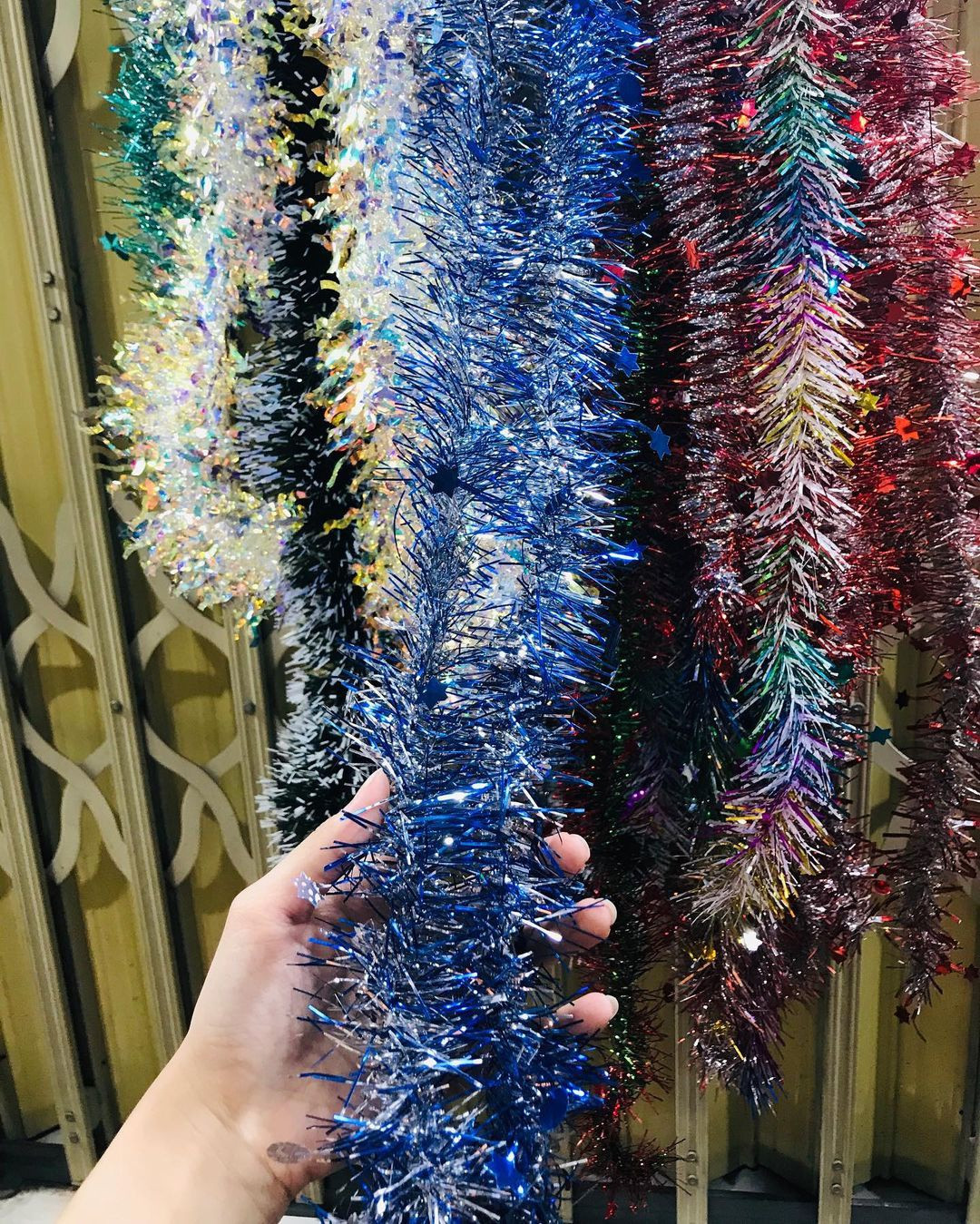 Dây kim tuyến không thể thiếu khi trang trí cây thông Noel. Truyền thuyết kể rằng một gia đình nghèo muốn trang trí cây thông Noel trong nhà nhưng không còn chút tiền nào. Đêm đó, khi cả nhà đã ngủ say, những con nhện đã nhả ra các sợi tơ óng ánh, tương tự các dây kim tuyến trong dịp Giáng sinh. Ảnh: Phukientrangtrinoelvatet.