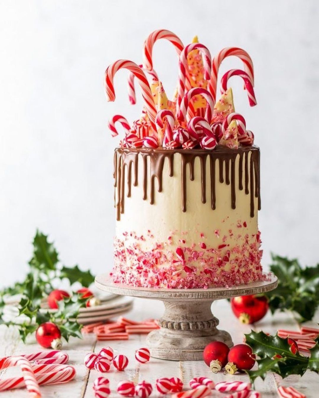 Vào năm 1800, một người Ấn Độ đã uốn cong thỏi kẹo của mình thành hình một chiếc gậy, thể hiện tình yêu và sự hi sinh của Chúa Jesus. Màu trắng biểu trưng cho sự trong trắng và vô tội, sọc nhỏ được xem là những đau đớn mà Chúa đã chịu đựng. Nếu bạn lật ngược cây kẹo, nó sẽ trở thành chữ J, chữ cái đầu tiên trong tên Jesus. Ảnh: Candycanesforchristmas.