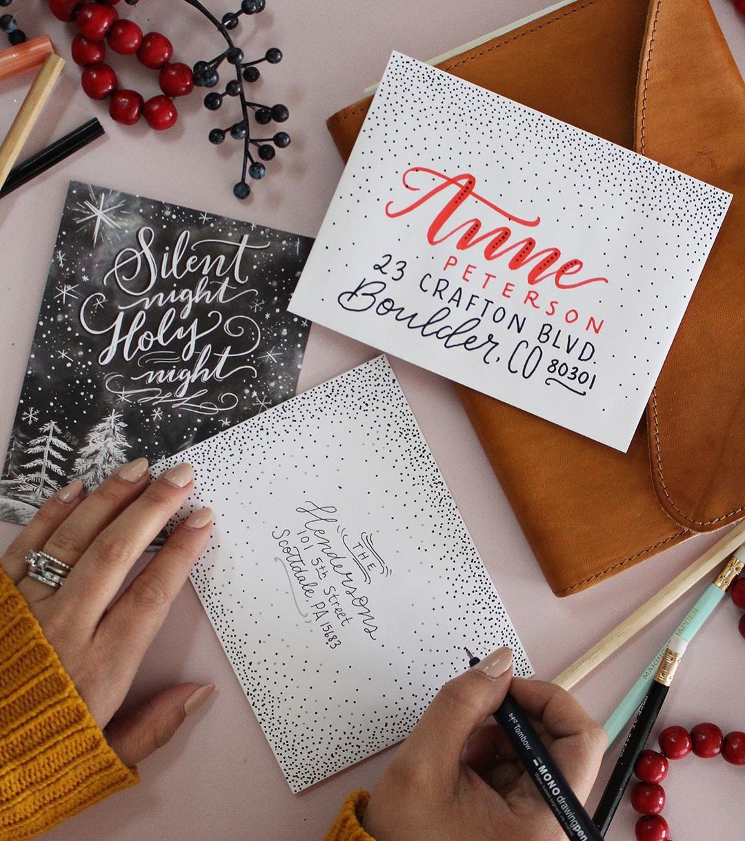 Tập tục gửi thiệp Giáng sinh bắt nguồn từ xứ sở sương mù vào năm 1843. Loại thiệp Giáng sinh đầu tiên do J.Horsley, một họa sĩ ở London thiết kế. Trên tấm thiệp Giáng sinh đầu tiên này nổi bật với lời chúc “Merry Christmas and a happy new year to you!” (dịch: Chúc bạn Giáng sinh vui vẻ và một năm mới hạnh phúc!). Ảnh: Valeriemckeehan.