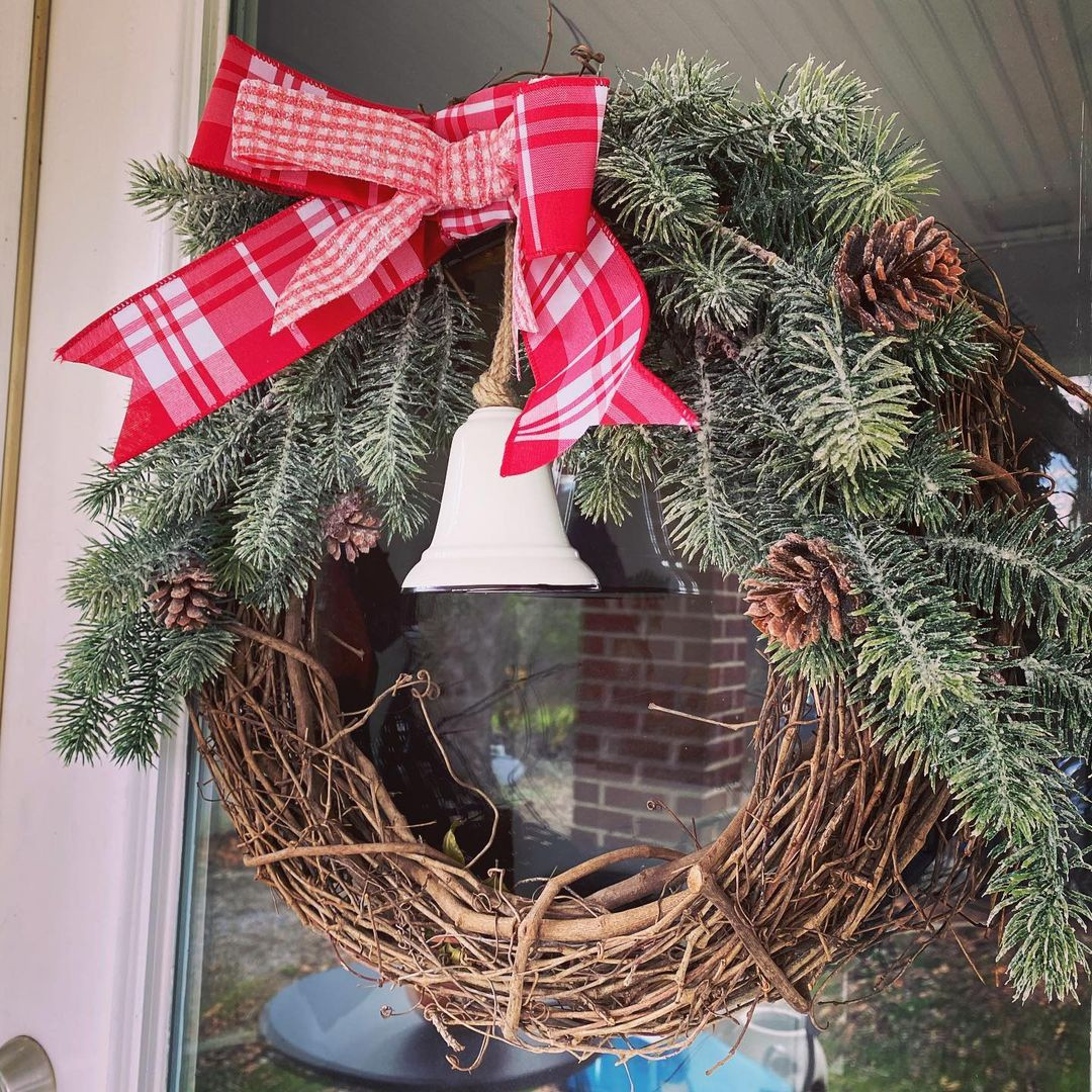 Chuông được rung lên để chào mừng Chúa giáng trần. Tiếng chuông ngân vang còn là biểu tượng của an lành và hạnh phúc, hướng về những điều tốt đẹp. Ảnh: Evaleih_design_co.