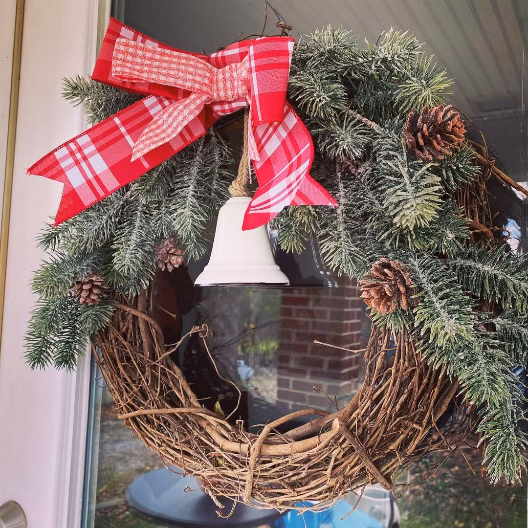 Chuông được rung lên để chào mừng Chúa giáng trần. Tiếng chuông ngân vang còn là biểu tượng của an lành và hạnh phúc, hướng về những điều tốt đẹp. Ảnh: Evaleih_design_co.