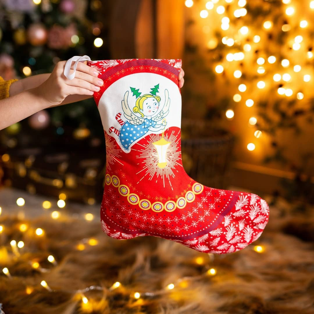 Tương truyền, một gia đình có 3 cô gái trẻ đến tuổi lập gia đình nhưng không có chàng trai nào để ý vì gia cảnh quá nghèo. Đức giám mục Myra thương xót nên đã ném những đồng tiền vàng xuống ống khói nhà họ. Những đồng tiền ấy rơi trúng các đôi bít tất mà 3 cô gái treo bên lò sưởi. Từ đó, vào đêm Noel, ai cũng treo bít tất bên lò sưởi, hy vọng nhận được món quà mong ước. Ảnh: Christmassocks.ru.