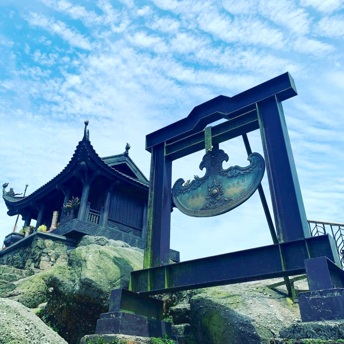 Chùa Đồng (Quảng Ninh) còn có tên là Thiên Trúc tự, tọa lạc ở đỉnh cao nhất dãy Yên Tử (1.068 m). Chùa mang vóc dáng một đài sen nở và được đúc hoàn toàn bằng đồng. Ngoài danh hiệu " Ngôi chùa trên đỉnh núi bằng đồng lớn nhất châu Á", nơi đây còn được trung tâm sách kỷ lục Việt Nam xác lập là chùa nằm ở độ cao nhất cả nước. Ảnh: Nhaly0102.