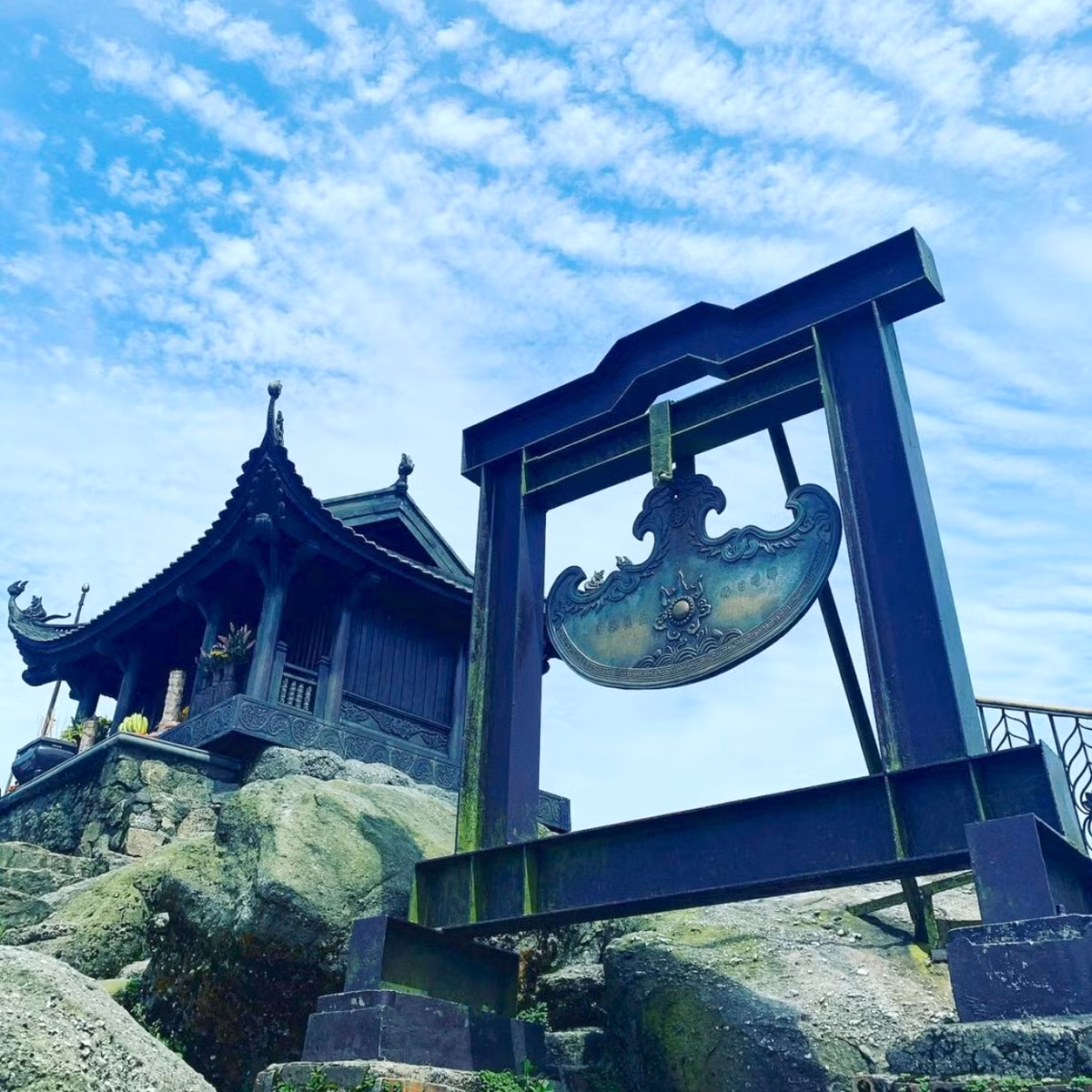 Chùa Đồng (Quảng Ninh) còn có tên là Thiên Trúc tự, tọa lạc ở đỉnh cao nhất dãy Yên Tử (1.068 m). Chùa mang vóc dáng một đài sen nở và được đúc hoàn toàn bằng đồng. Ngoài danh hiệu " Ngôi chùa trên đỉnh núi bằng đồng lớn nhất châu Á", nơi đây còn được trung tâm sách kỷ lục Việt Nam xác lập là chùa nằm ở độ cao nhất cả nước. Ảnh: Nhaly0102.