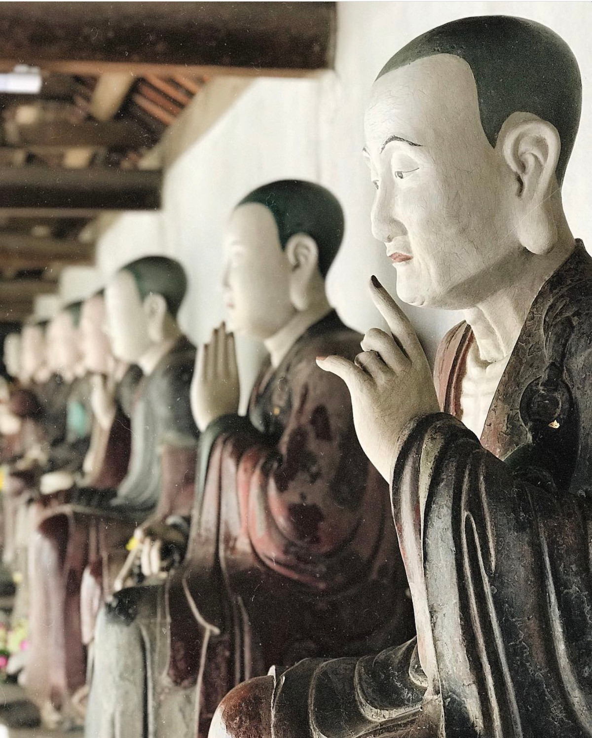 Chùa Mía (hay còn gọi là Sùng Nghiêm tự) nằm ở xã Đường Lâm, thị xã Sơn Tây, Hà Nội. Theo Tổ chức Kỷ lục Việt Nam, đây là ngôi chùa lưu giữ nhiều tượng nghệ thuật nhất cả nước. Trong chùa hiện thờ 287 pho tượng lớn nhỏ với kiểu dáng sống động, màu sắc hài hòa. Ảnh: Ana_che.