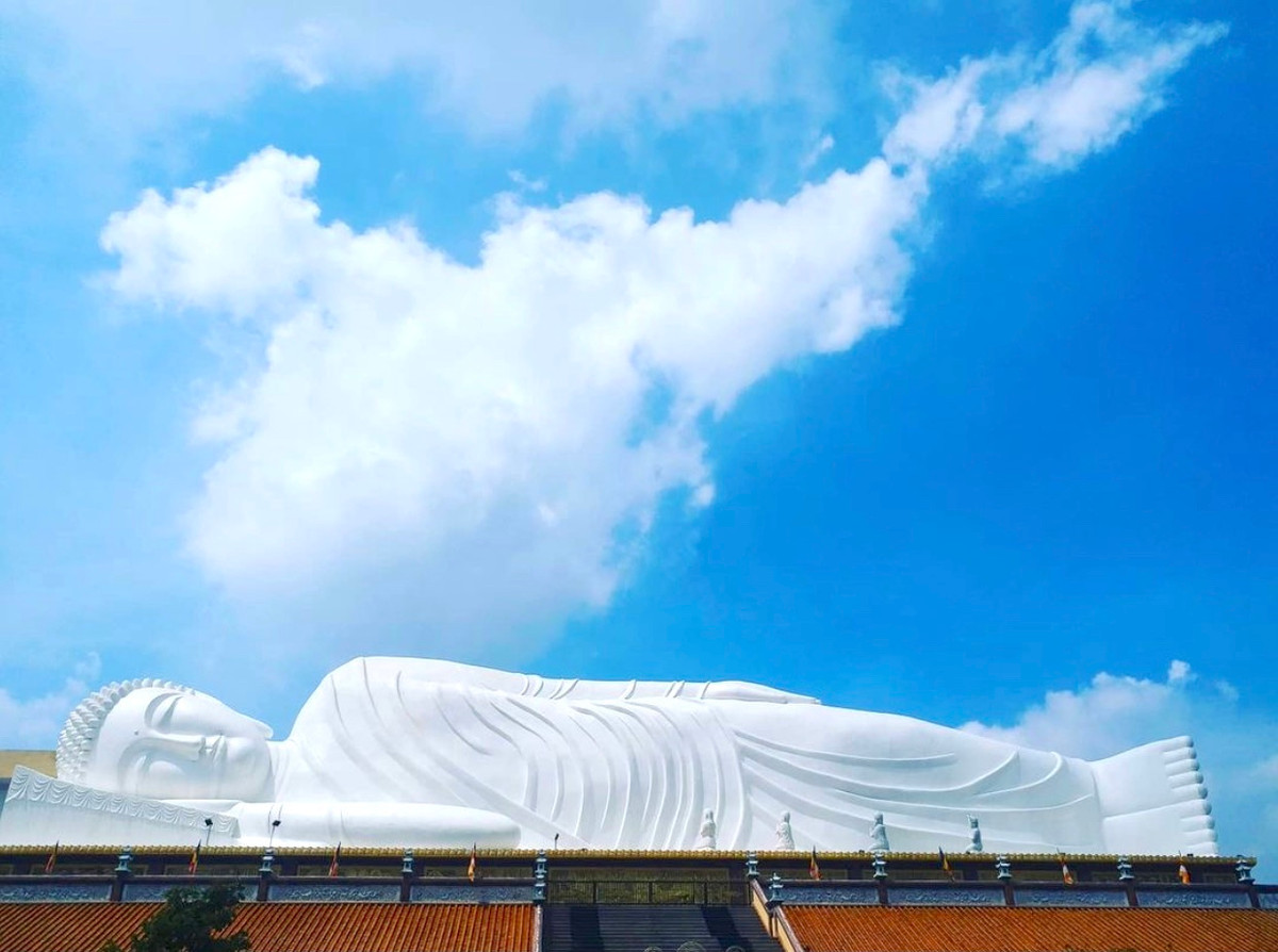 Hội Khánh là ngôi cổ tự nổi tiếng ở TP Thủ Dầu Một, tỉnh Bình Dương. Năm 2013, chùa Hội Khánh đón nhận kỷ lục "Tượng Phật nhập Niết bàn nằm trên mái chùa dài nhất châu Á". Bức tượng dài 52 m, cao 12 m, an vị trên độ cao cách mặt đất 23 m. Ảnh: Hanayuki1990.