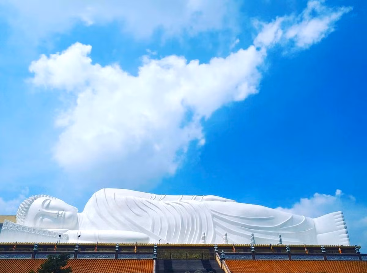 Hội Khánh là ngôi cổ tự nổi tiếng ở TP Thủ Dầu Một, tỉnh Bình Dương. Năm 2013, chùa Hội Khánh đón nhận kỷ lục "Tượng Phật nhập Niết bàn nằm trên mái chùa dài nhất châu Á". Bức tượng dài 52 m, cao 12 m, an vị trên độ cao cách mặt đất 23 m. Ảnh: Hanayuki1990.