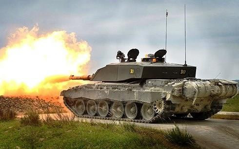 Dù là cỗ pháo di động với sức công phá lớn, có thể san bằng thành trì, hào sâu, xe tăng cũng có nhiều điểm yếu cố hữu như tầm quan sát của tổ pháo bị hạn chế, khó chống đỡ nếu phải đương đầu với máy bay, khả năng đánh gần hạn chế, hiệu quả chiến đầu ở thành phố và rừng núi thấp do vướng địa hình.