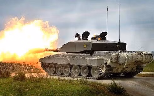 Dù là cỗ pháo di động với sức công phá lớn, có thể san bằng thành trì, hào sâu, xe tăng cũng có nhiều điểm yếu cố hữu như tầm quan sát của tổ pháo bị hạn chế, khó chống đỡ nếu phải đương đầu với máy bay, khả năng đánh gần hạn chế, hiệu quả chiến đầu ở thành phố và rừng núi thấp do vướng địa hình.