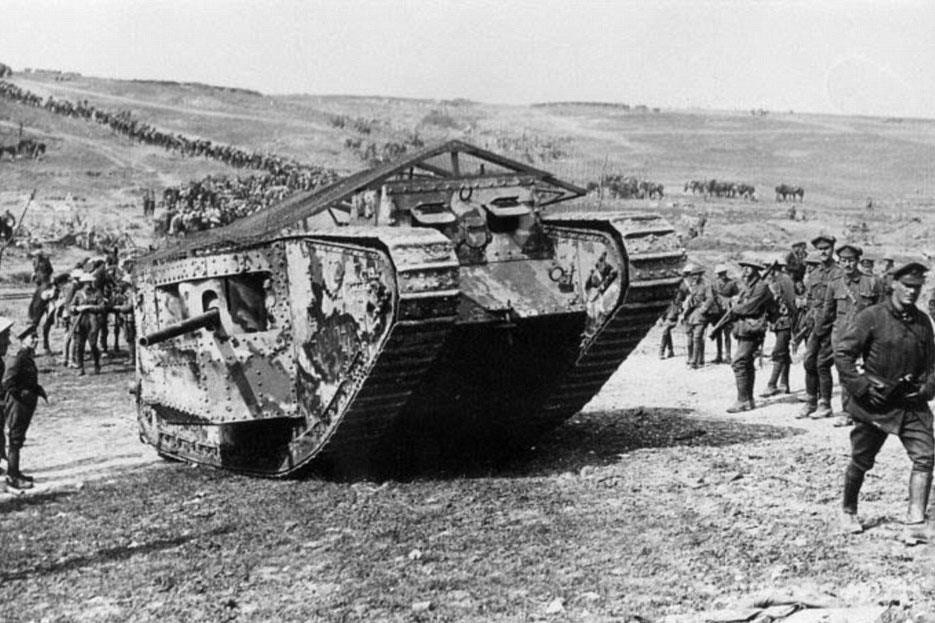 Trận đánh bằng xe tăng đầu tiên được ghi nhận là sông Somme giữa quân Anh với quân Đức. Theo sách "Lịch sử các loại vũ khí", lần đầu tiên nhìn thấy xe tăng, binh lính Đức đã rất bất ngờ. Họ cứ ngỡ mình đang chứng kiến tận mắt những con quái vật từ địa ngục chui lên.