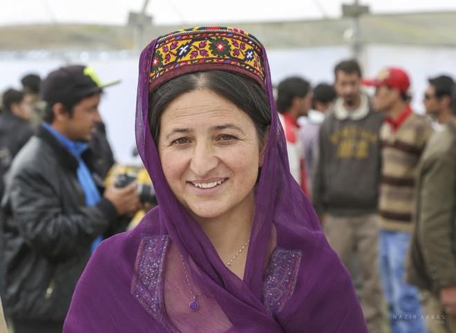 Người Hunzas thường uống nước tan chảy từ các dòng sông băng, giàu khoáng chất, có lợi cho cơ thể. Nghiên cứu của các bác sĩ ở Pakistan cho thấy nam giới Hunzas trưởng thành chỉ tiêu thụ 1.900 calo, 50 gram protein, 36 gram chất béo, 354 gram carbohydrate mỗi ngày, lượng protein và chất béo chủ yếu có nguồn gốc thực vật. Lượng protein bằng 1/2, calo bằng 1/3 và bằng lượng carbonhydrate người phương Tây sử dụng.