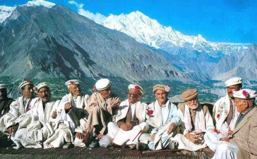 Theo Thepdi.com, bộ tộc Hunzas có 30.000 người, sống ven những đỉnh núi của dãy Himalaya ở Ấn Độ, nơi biên giới Kashmir giáp danh giữa Trung Quốc, Ấn Độ và Afghanistan. Người bộ tộc này sống thọ trên 100 tuổi rất phổ biến, nhiều người hơn 130 tuổi vẫn giữ sức khỏe tốt, tinh thần minh mẫn. Tuổi thọ trung bình của người dân lên tới 125, cao nhất thế giới.