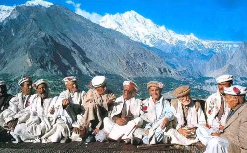 Theo Thepdi.com, bộ tộc Hunzas có 30.000 người, sống ven những đỉnh núi của dãy Himalaya ở Ấn Độ, nơi biên giới Kashmir giáp danh giữa Trung Quốc, Ấn Độ và Afghanistan. Người bộ tộc này sống thọ trên 100 tuổi rất phổ biến, nhiều người hơn 130 tuổi vẫn giữ sức khỏe tốt, tinh thần minh mẫn. Tuổi thọ trung bình của người dân lên tới 125, cao nhất thế giới.