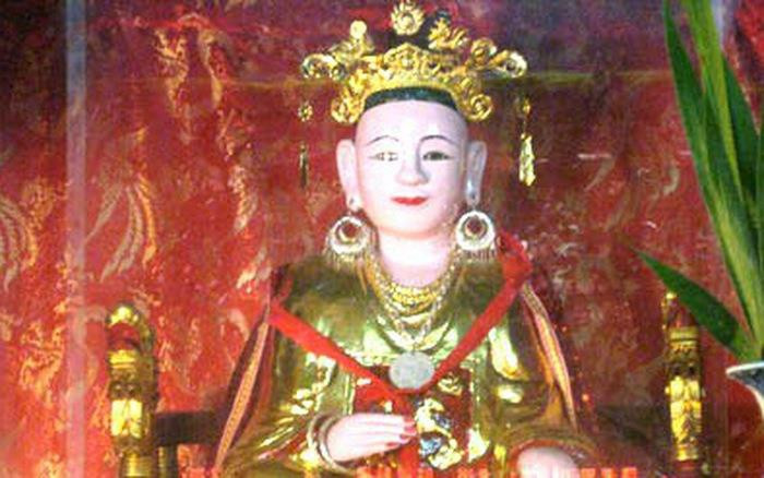  Lý Chiêu Hoàng (1218-1278): Nữ hoàng duy nhất của nước Việt, Lý Chiêu Hoàng, đã trải qua cuộc đời đầy bi kịch. Sau khi bị ép nhường ngôi cho chồng là Trần Cảnh năm 1225, bà được phong là hoàng hậu. Vì không có con, bà bị truất xuống làm công chúa, phải xuất gia đi tu. Sau khi hoàn tục, Lý Chiêu Hoàng được gả cho Lê Phụ Trần. Khi qua đời, bà không được thờ ở ngôi đền dành cho các vua triều Lý, vì tội làm mất vương triều.