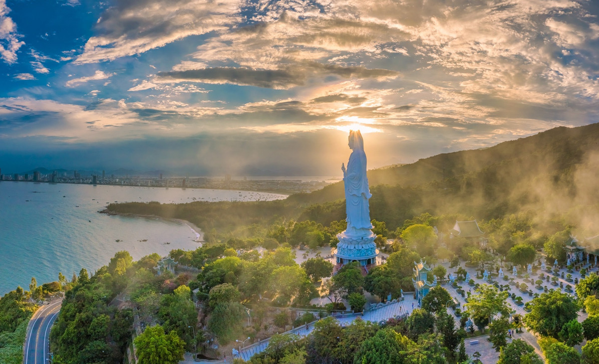 Sơn Trà là quận nằm về phía đông bắc thành phố, trải dài theo hạ lưu hữu ngạn sông Hàn, cũng là tên bán đảo lớn của Đà Nẵng. Chùa Linh Ứng với tượng Phật Quán Thế Âm cao 67 m, hướng mặt ra biển được xem là một điểm nhấn đặc biệt ở Sơn Trà, có thể nhìn thấy từ nhiều nơi trong thành phố.