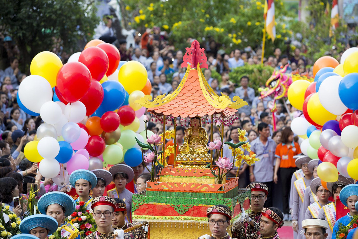 Nằm về phía đông nam thành phố, quận Ngũ Hành Sơn là nơi diễn ra lễ hội Quán Thế Âm cấp quốc gia, tổ chức vào tháng 2 âm lịch hàng năm, gắn với danh thắng Ngũ Hành Sơn, di tích quốc gia đặc biệt của cả nước. Đây là lễ hội dân gian đặc sắc mang đậm yếu tố tín ngưỡng Phật giáo, thể hiện văn hóa truyền thống dân tộc.