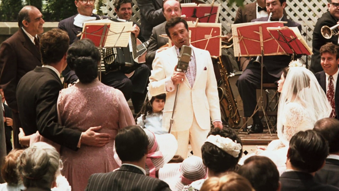 br/> Vùng Sicily có một truyền thống đặc biệt. Theo đó, Vito Corleone không thể từ chối các lời thỉnh cầu của người khác trong đám cưới con gái mình. Johnny Fontane, một người con nuôi khác của Vito, cũng đang cần sự hỗ trợ của cha đỡ đầu. Sự nghiệp của Johnny hiện không mấy sáng sủa mà anh ta cần sự hỗ trợ của nhà Corleone cho vai diễn sắp tới. Ảnh: Notinhalloffame.