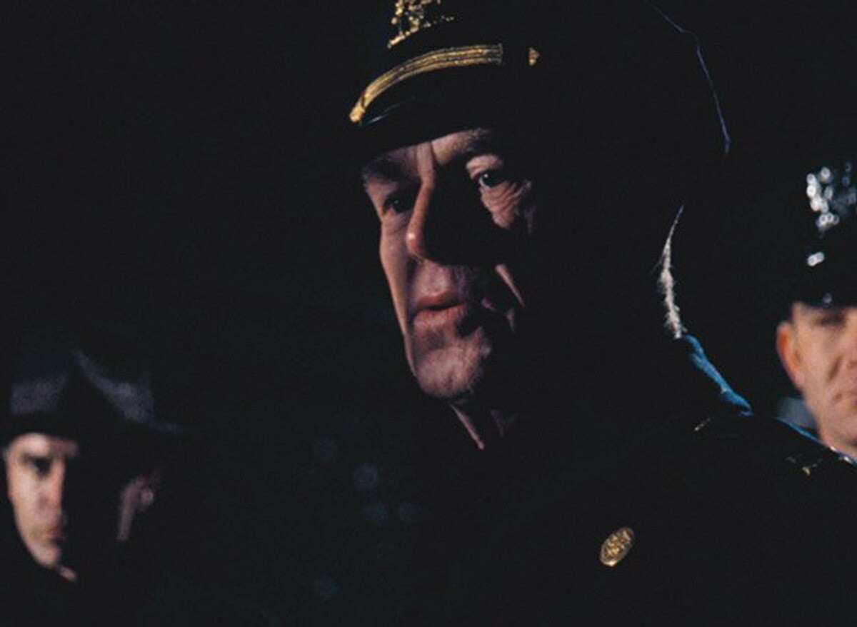 Khi Michael Corleone biết tin cha mình bị bắn, anh ta đã rất sốc nhưng ngay lập tức lao đến bệnh viện. Khi tới nơi, Michael càng thấy lo ngại hơn khi toàn bộ thuộc hạ nhà Corleone đã bị đuổi đi. Điều này giống như một âm mưu lớn nhằm triệt hạ tận gốc ông trùm. Sau này, Michael phát hiện người hỗ trợ cho âm mưu này chính là cảnh sát trưởng Marc McCluskey. Ảnh: Nevalalee.