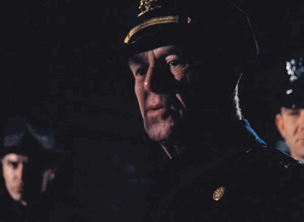 Khi Michael Corleone biết tin cha mình bị bắn, anh ta đã rất sốc nhưng ngay lập tức lao đến bệnh viện. Khi tới nơi, Michael càng thấy lo ngại hơn khi toàn bộ thuộc hạ nhà Corleone đã bị đuổi đi. Điều này giống như một âm mưu lớn nhằm triệt hạ tận gốc ông trùm. Sau này, Michael phát hiện người hỗ trợ cho âm mưu này chính là cảnh sát trưởng Marc McCluskey. Ảnh: Nevalalee.