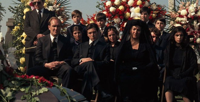 br/> Sau khi gặp ông trùm tại đám cưới, Johnny Fontane đã thỉnh cầu sự giúp đỡ của Vito, cha đỡ đầu của anh ta, hỗ trợ để có vai diễn trong bộ phim mới của Jack Woltz. Fontane rất lo lắng về điều này bởi Jack Woltz tỏ ra rất khó chịu và từng thẳng thừng từ chối anh ta. Đáp lại điều này, Vito Corleone chỉ nói: Ta sẽ đưa ra một đề nghị mà hắn không thể chối từ.