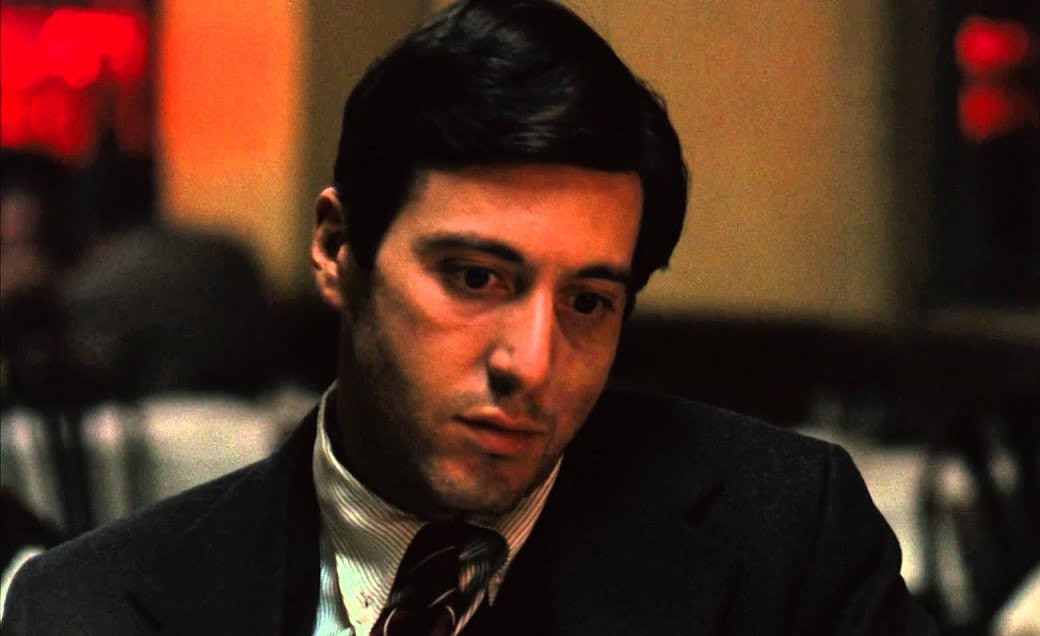 Sau nhiều âm mưu không thành, ông trùm Vito vẫn còn sống khiến Virgil Sollozo lo lắng về những điều nhà Corleone có thể làm để trả thù. Hắn nhờ McCluskey đi cùng để gặp Michael thương lượng hòng tránh xung đột. Thế nhưng, Michael lại quyết đoán hơn nhiều so với vẻ bề ngoài và đã giấu sẵn súng trong nhà hàng - địa điểm hẹn gặp - để sẵn sàng ra tay với Sollozo và McCluskey. Ảnh: QuizandQuestion.