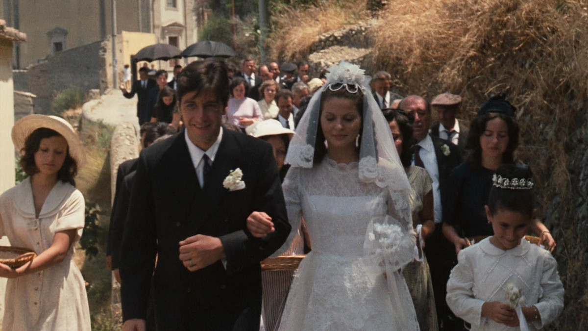 Sau khi hạ sát Sollozo và McCluskey, Michael buộc phải bỏ trốn đến khi tình hình lắng dịu hơn. Tại đó, anh ta đã yêu và cưới một cô nàng bản địa có tên Apollpnia. Tuy nhiên hạnh phúc không kéo dài lâu khi vợ của Michael bị chết trong một vụ đánh bom xe hơi. Có thể nói, đây cũng là một trong những chi tiết quan trọng khiến Michael Corleone có nhiều thay đổi về tính cách. Ảnh: WeddingTaormina.