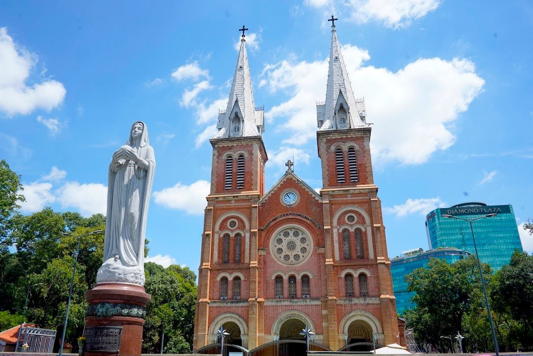 Nhà thờ Đức Bà nằm ở Công trường Công xã Paris, quận 1, là tuyệt tác kiến trúc kết hợp phong cách Roman, Gothic. Cổng TTĐT TP.HCM cho biết nhà thờ được xây dựng xong vào năm 1880, bằng gạch ngói Marseille, kính màu, khung sườn thép mang từ Pháp sang...