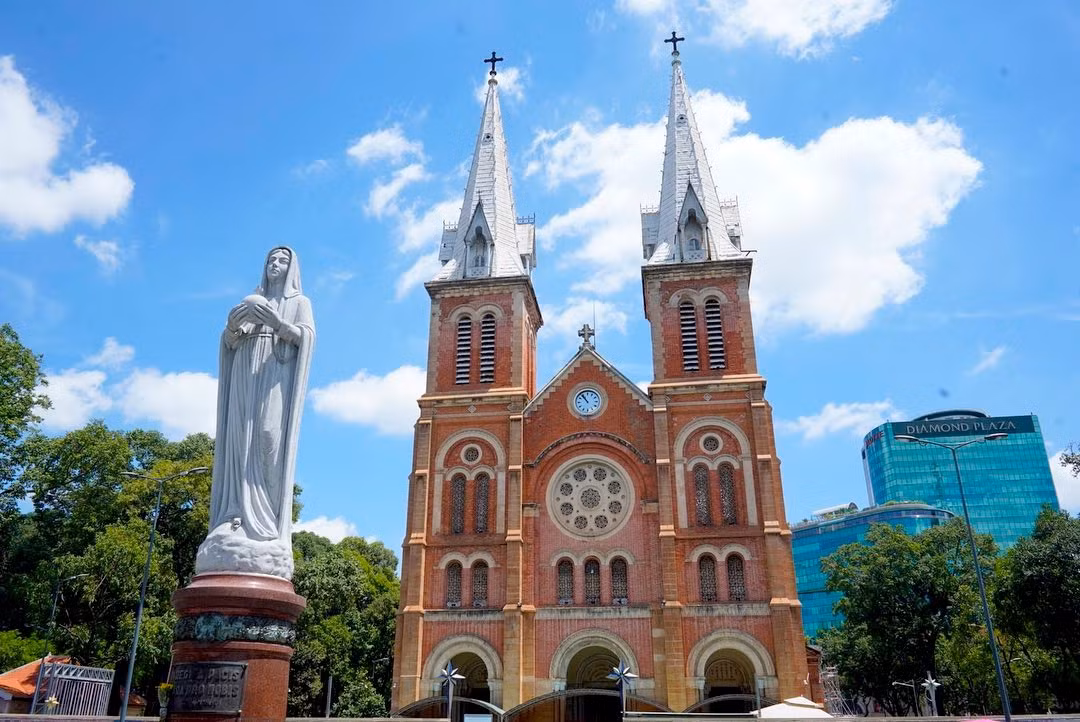 Nhà thờ Đức Bà nằm ở Công trường Công xã Paris, quận 1, là tuyệt tác kiến trúc kết hợp phong cách Roman, Gothic. Cổng TTĐT TP.HCM cho biết nhà thờ được xây dựng xong vào năm 1880, bằng gạch ngói Marseille, kính màu, khung sườn thép mang từ Pháp sang...