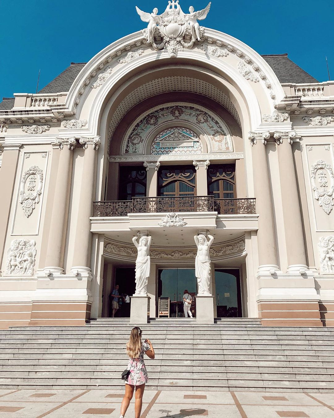 Nhà hát TP.HCM, thường gọi Nhà hát Thành phố hoặc Nhà hát Lớn, nằm ở Công trường Lam Sơn, quận 1. Theo trang thông tin của Sở Du lịch TP.HCM, công trình được khánh thành vào năm 1900, mang phong cách kiến trúc Baroque, với mặt tiền chịu ảnh hưởng nghệ thuật rõ nét của Nhà hát Petit Palais ở Paris (Pháp).