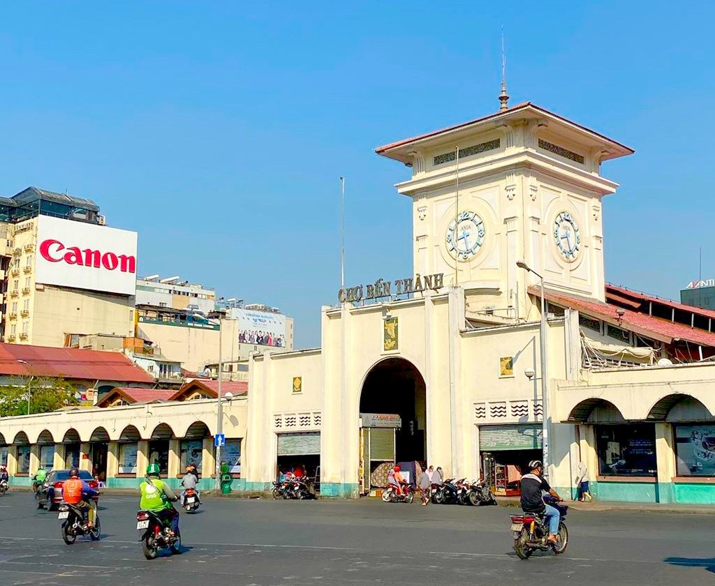 Năm 2014, TP.HCM đã kỷ niệm chợ Bến Thành tròn 100 năm tuổi, lấy mốc từ năm 1914 khi chợ hoàn tất xây dựng và làm lễ khai thị. Ngôi chợ mang tính biểu tượng này ngày nay đã trở thành địa điểm không thể bỏ qua của nhiều du khách khi đến TP.HCM.