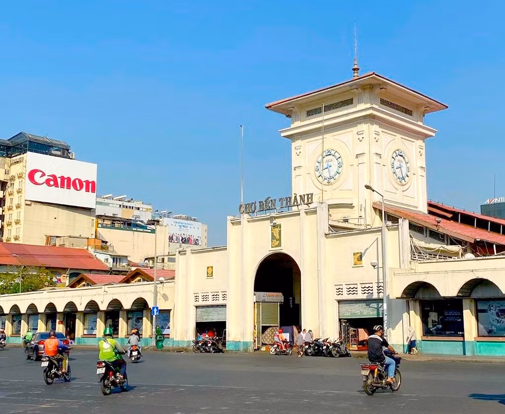 Năm 2014, TP.HCM đã kỷ niệm chợ Bến Thành tròn 100 năm tuổi, lấy mốc từ năm 1914 khi chợ hoàn tất xây dựng và làm lễ khai thị. Ngôi chợ mang tính biểu tượng này ngày nay đã trở thành địa điểm không thể bỏ qua của nhiều du khách khi đến TP.HCM.