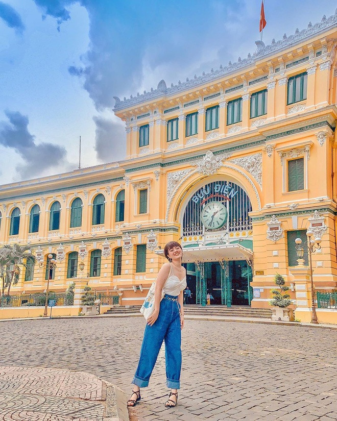 br/> Nằm ở Công trường Công xã Paris, quận 1, Bưu điện TP.HCM là một trong những công trình kiến trúc lâu đời, tiêu biểu của thành phố. Trang thông tin của Sở Du lịch TP.HCM cho biết bưu điện được xây dựng khoảng năm 1886-1891, kết hợp hài hòa kiến trúc phương Tây và phương Đông, trong đó các ô chữ nhật trang trí mặt trước tòa nhà có đề tên các nhà khoa học, phát minh nổi tiếng trong ngành điện, điện tín.