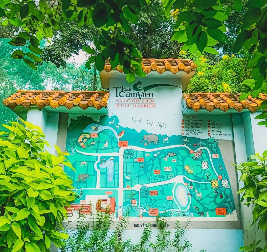 Biểu tượng của Thảo Cầm Viên Sài Gòn ngày nay là hình ảnh chim trĩ sao kiêu hãnh, đuôi dài, một loài đặc hữu của Việt Nam, lông có vô số đốm trắng nhỏ như sao trời. Theo trang thông tin đơn vị, do đây là vườn thú đầu tiên ấp nở thành công loài chim trĩ sao quý hiếm trong môi trường nuôi nhốt, nên đã chọn đó làm biểu tượng.