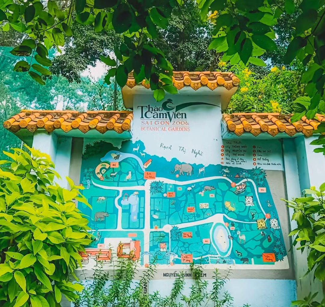 Biểu tượng của Thảo Cầm Viên Sài Gòn ngày nay là hình ảnh chim trĩ sao kiêu hãnh, đuôi dài, một loài đặc hữu của Việt Nam, lông có vô số đốm trắng nhỏ như sao trời. Theo trang thông tin đơn vị, do đây là vườn thú đầu tiên ấp nở thành công loài chim trĩ sao quý hiếm trong môi trường nuôi nhốt, nên đã chọn đó làm biểu tượng.