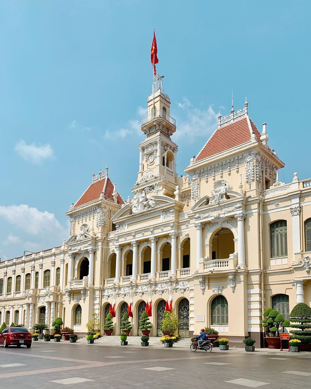 Nằm tại số 86 Lê Thánh Tôn, quận 1, trụ sở UBND TP.HCM là một trong những công trình kiến trúc mang tính biểu tượng của thành phố. Các tư liệu cho biết nơi đây được xây dựng vào những năm 1898-1909, do kiến trúc sư Femand Gardès thiết kế, mô phỏng theo kiểu lầu chuông ở miền Bắc nước Pháp với nhiều chi tiết trang trí tinh xảo.