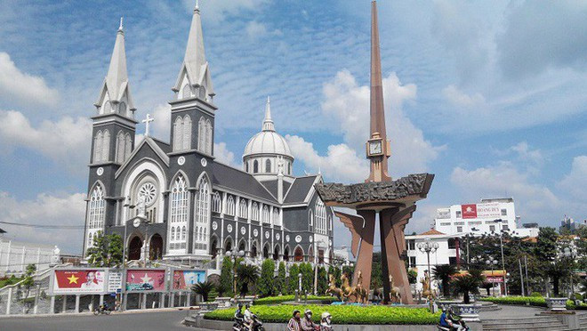 Theo Cổng thông tin điện tử tỉnh Bình Dương, Ủy Ban Thường vụ Quốc hội đã có quyết định 2 thị xã Dĩ An và Thuận An lên thành phố trực thuộc tỉnh Bình Dương. Thành phố Dĩ An được thành lập trên cơ sở toàn bộ 60,1 km2 diện tích tự nhiên và quy mô dân số hơn 403.000 người của thị xã Dĩ An. Thành phố Thuận An được thành lập trên cơ sở toàn bộ 83,71 km2 diện tích tự nhiên và quy mô dân số hơn 508.000 người của thị xã Thuận An.