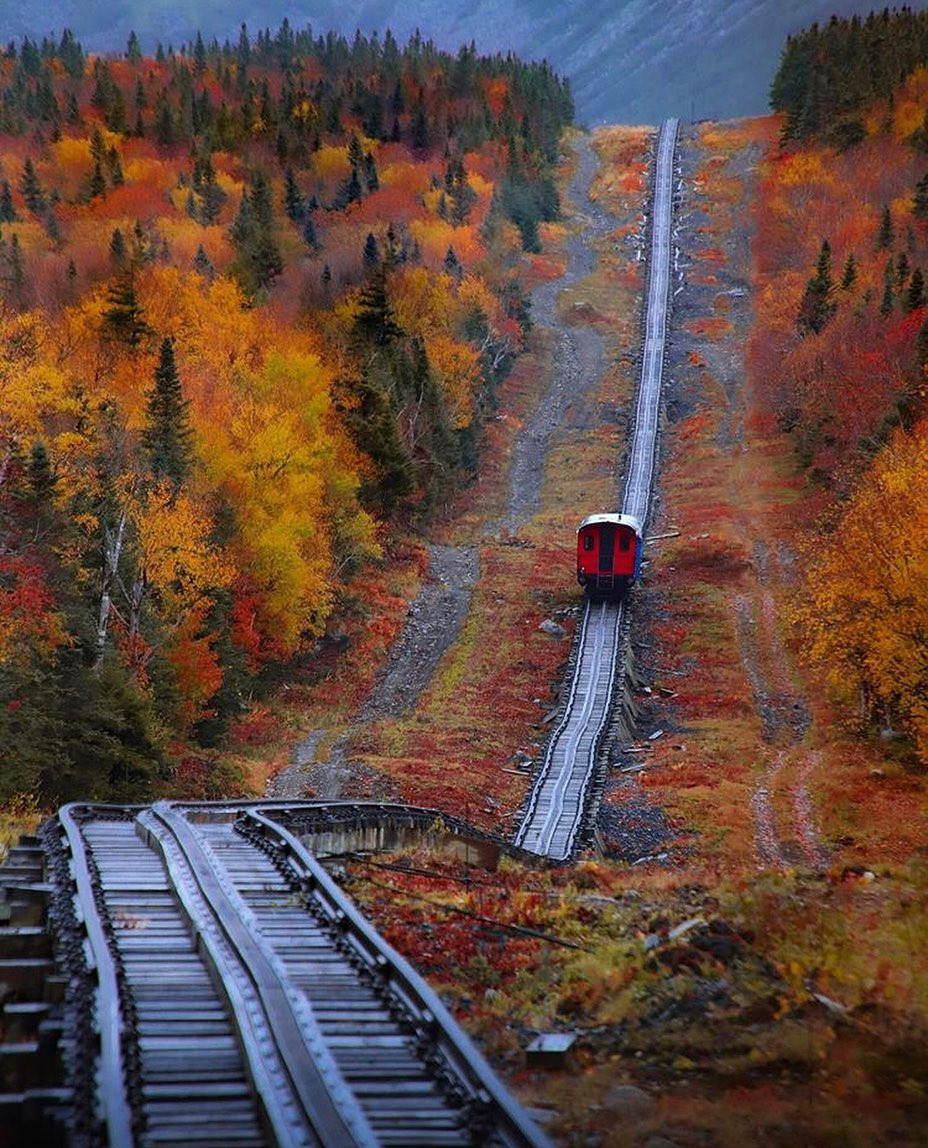 Để đến đỉnh Washington, du khách có thể trekking, lái xe qua đường mòn Mount Washington Auto Road hoặc ngồi tàu hỏa. Đường mòn chỉ cho phép xe qua lại từ tháng 5-10 để tránh trường hợp tai nạn do thời tiết xấu. Vào mùa thu, du khách có thể lựa chọn đi tàu hỏa để ngắm cảnh. Ảnh: roadtrip_newengland.