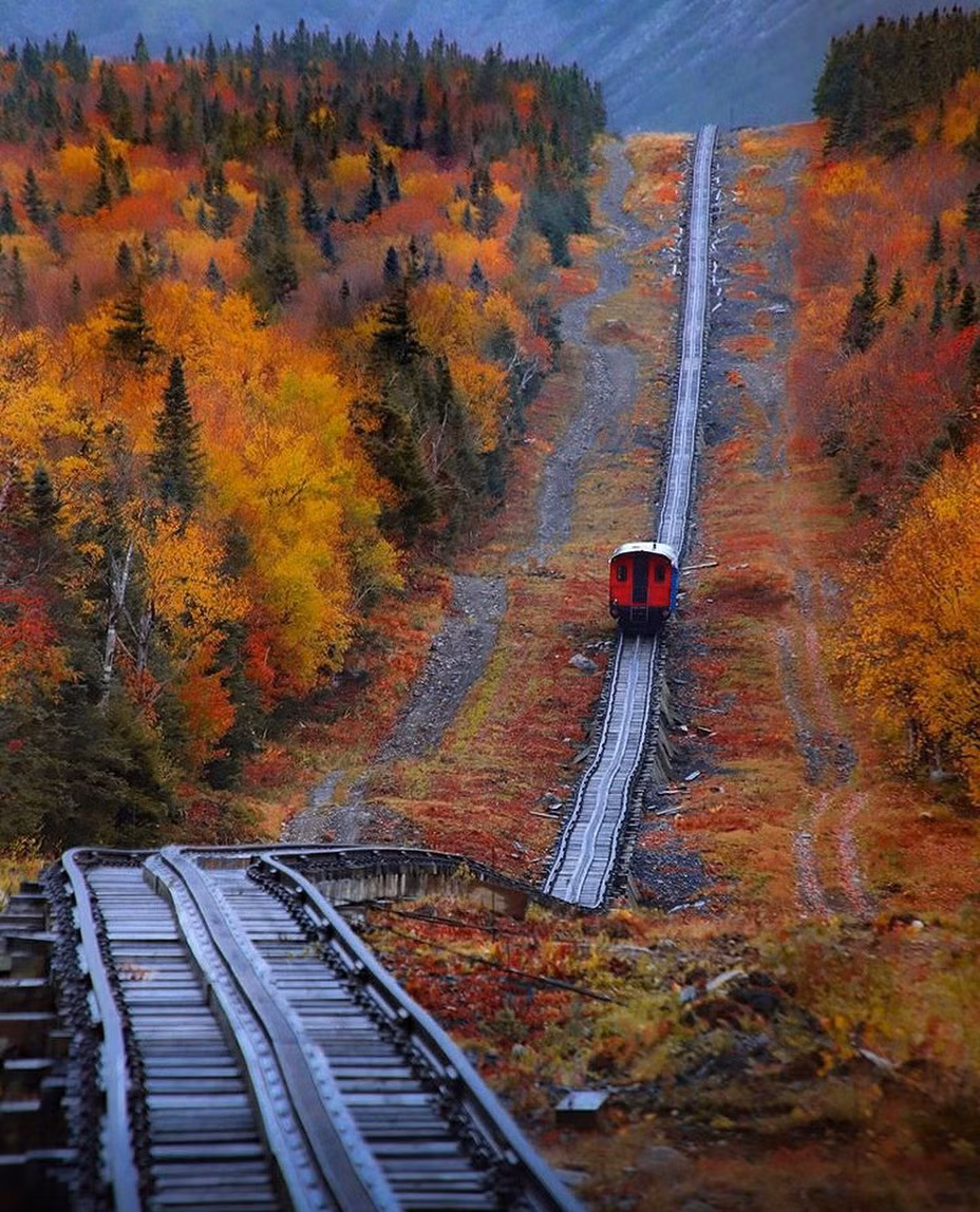 Để đến đỉnh Washington, du khách có thể trekking, lái xe qua đường mòn Mount Washington Auto Road hoặc ngồi tàu hỏa. Đường mòn chỉ cho phép xe qua lại từ tháng 5-10 để tránh trường hợp tai nạn do thời tiết xấu. Vào mùa thu, du khách có thể lựa chọn đi tàu hỏa để ngắm cảnh. Ảnh: roadtrip_newengland.